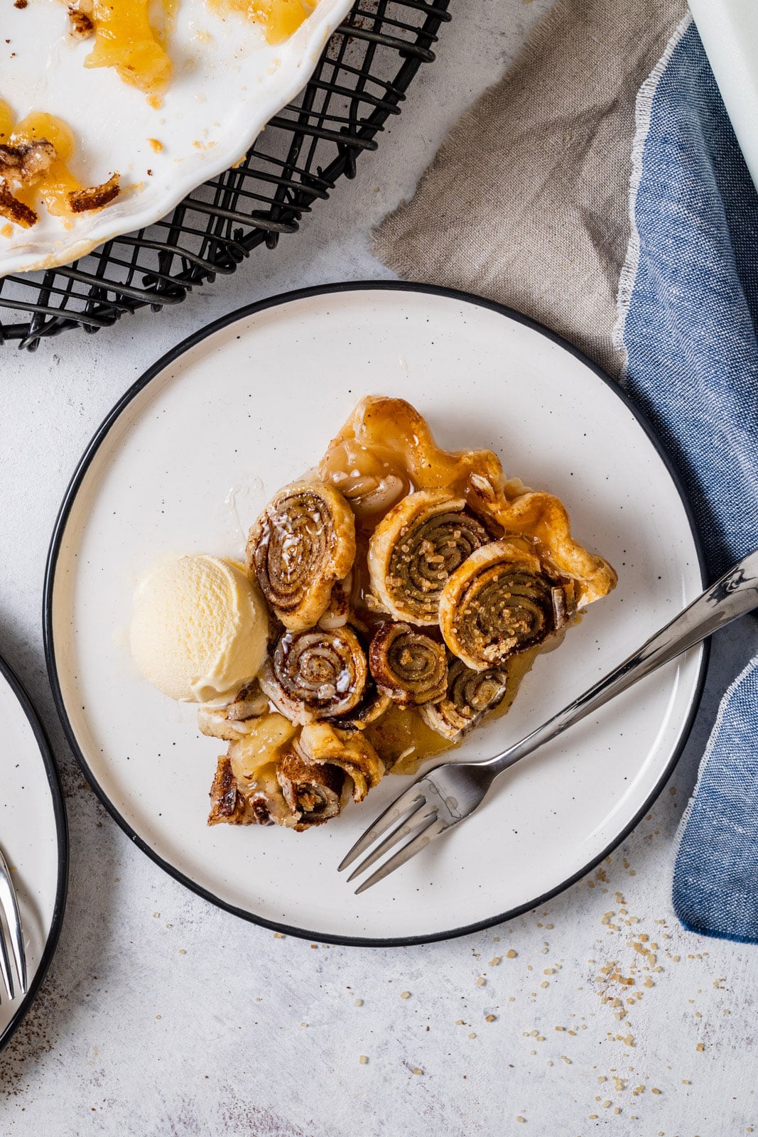 Cinnamon Roll Apple Pie