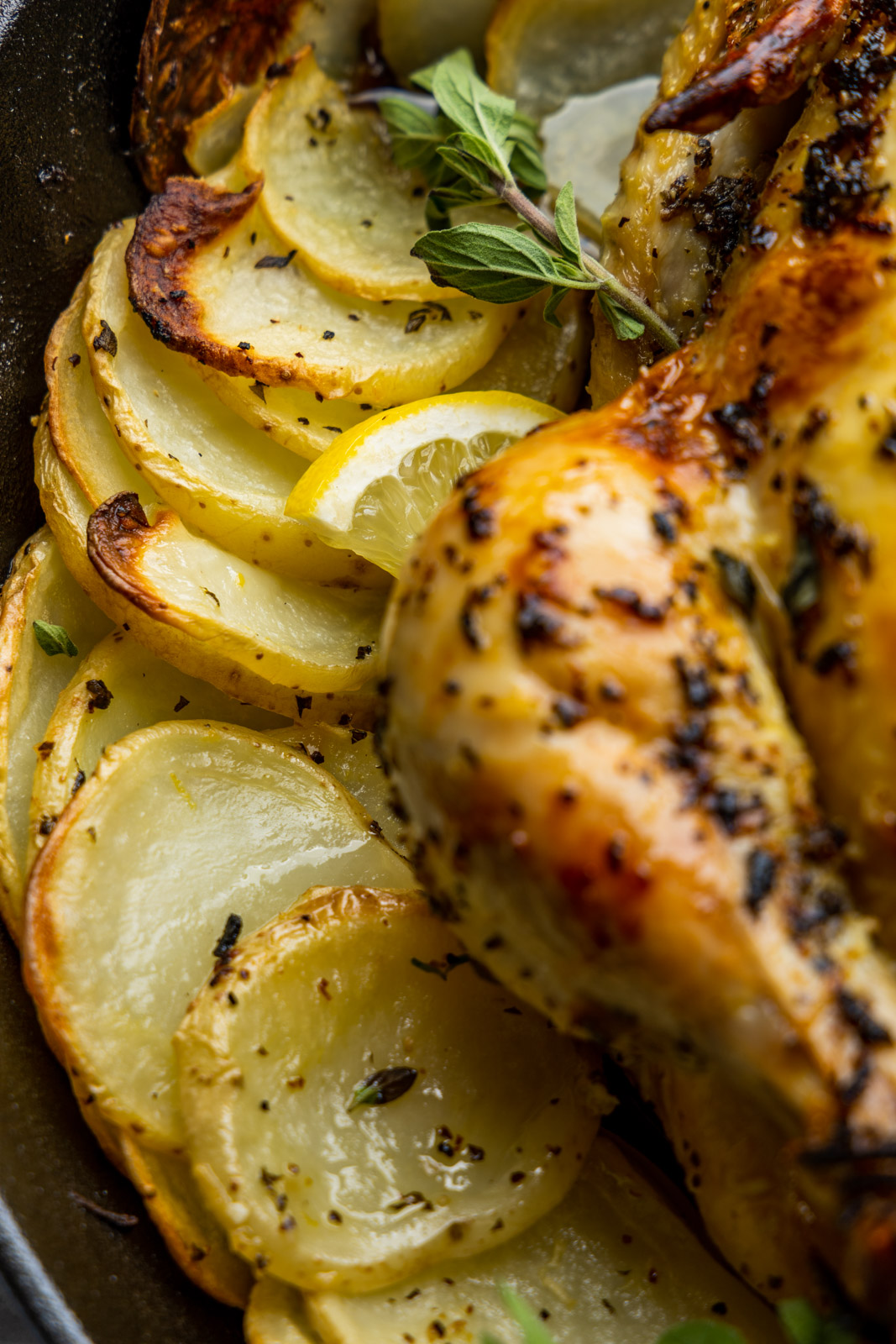 https://www.oliveandmango.com/images/uploads/2020_02_16_greek_style_skillet_roast_chicken_with_crispy_potatoes_3.jpg