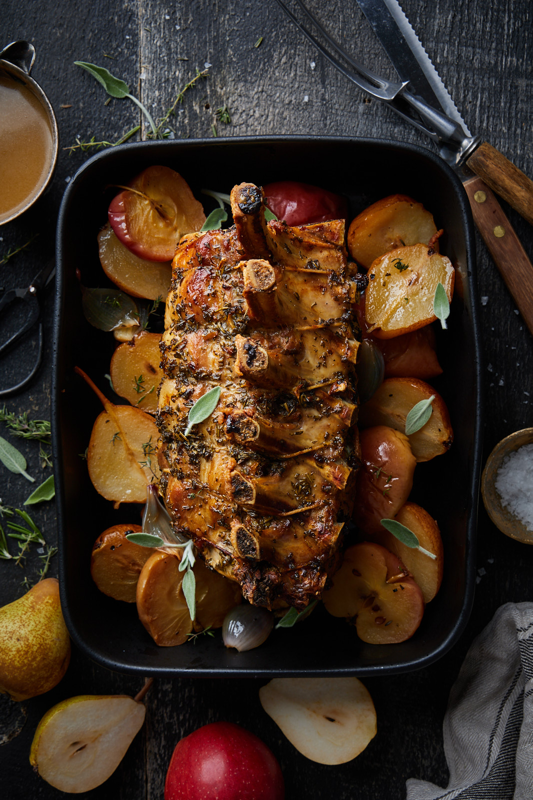 Pork roast with apples and pears 