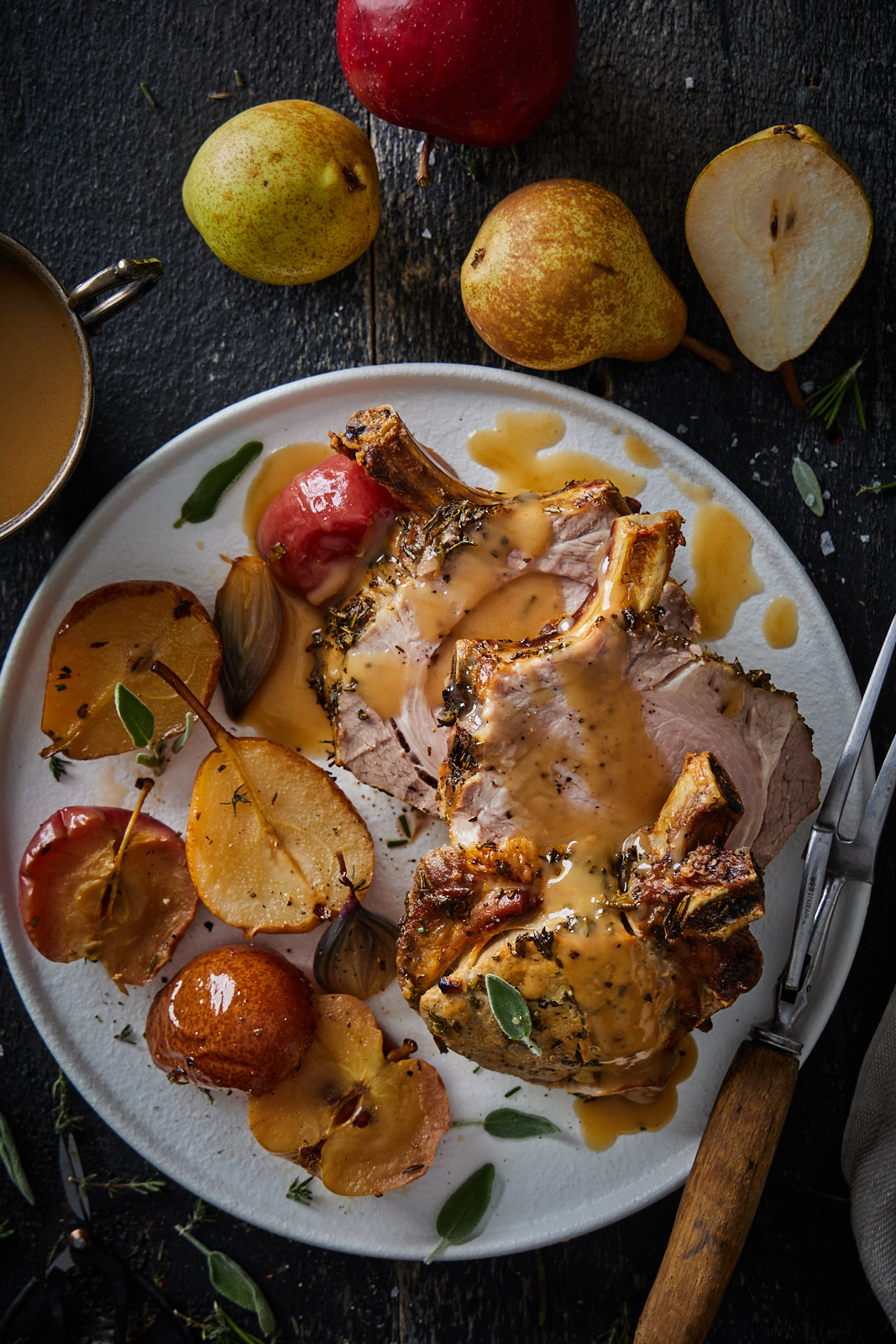 Pork roast with apples and pears 