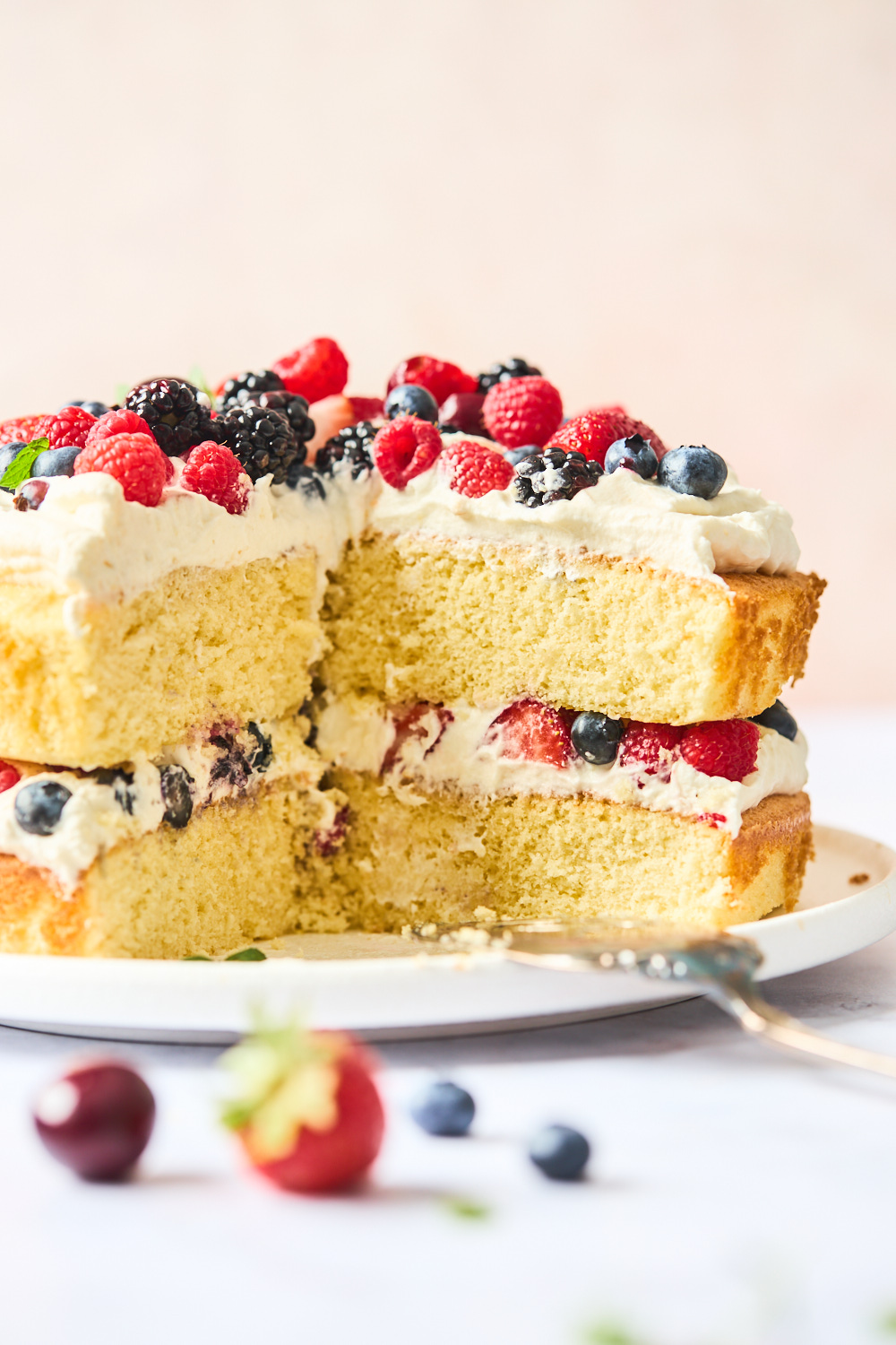 Vanilla Sponge Cake Recipe With Berries and Cream
