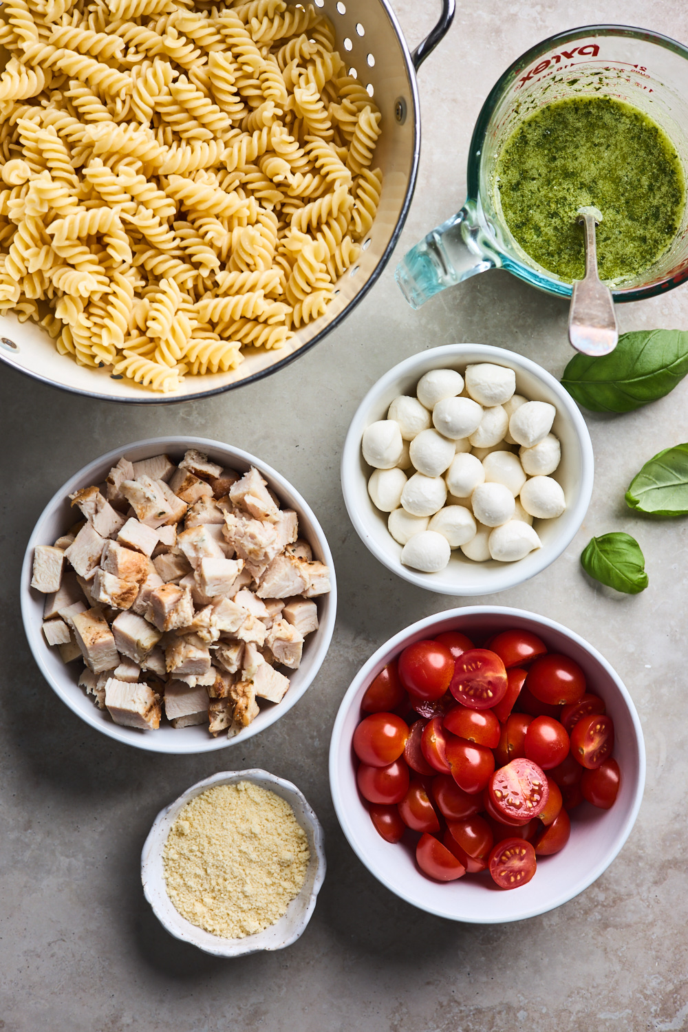 Lunch box-pesto pasta, marinated chicken with greek salad and baked  tomatoes — MajaMånborg