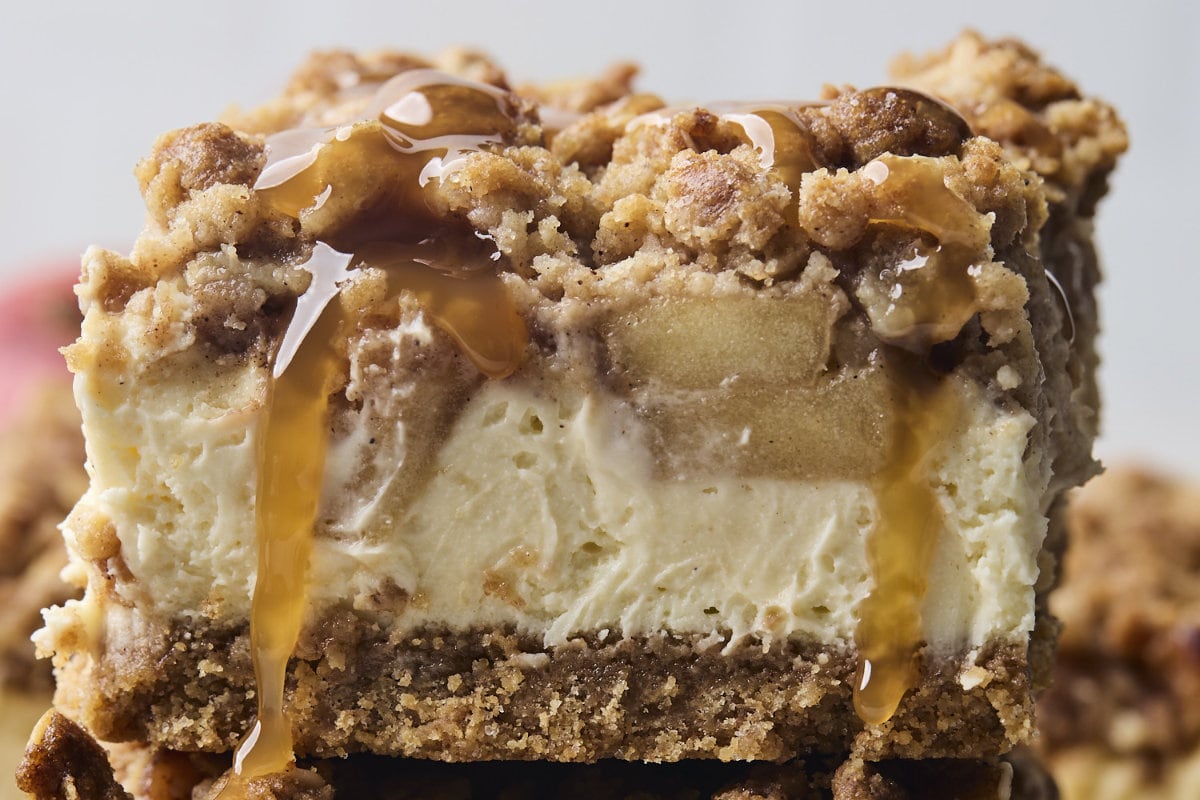 Apple Crumble Cheesecake Bars